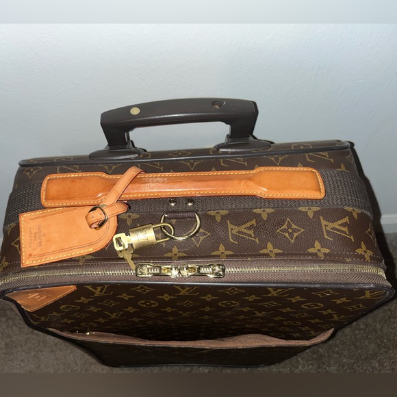 VINTAGE LOUIS VUITTON CARRY ON - Picture 2 of 13